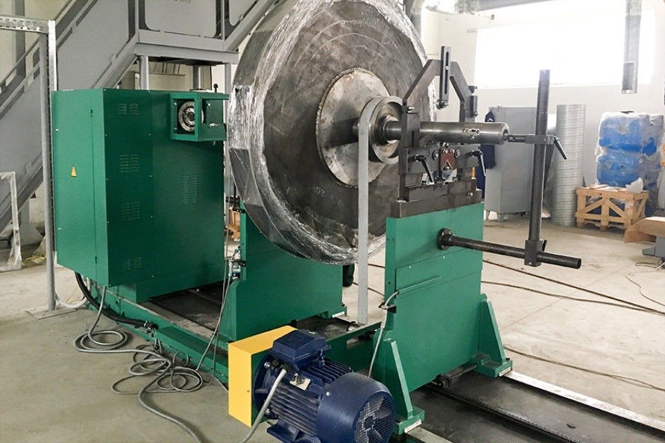 Workshop balancer holding a large rotor, photograph 5 of 10