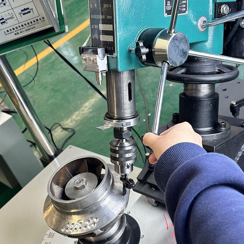 Mechanical component balancing equipment, photograph 8 of 10